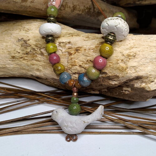 Collier court boho chic, rustique,moderne, céramique artisanale, porcelaine brute, court, grosses perles céramique, lacet cuir, cadeau femme