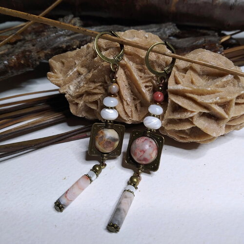 Boucles d'oreille longilignes, bohèmes, agate crazy lace et nacre, pierres gemmes, blanc/rosé/gris, boho chic, cadeau femme