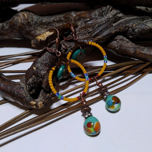 Créoles bohèmes avec perles artisanales au chalumeau et minuscules perles afghanes, multicolores, boho chic, rustique, cadeau femme.