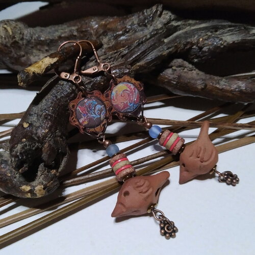 Boucles d'oreilles rustiques, oiseaux en terre cuite et petites pièces  cuivre émaillé multicolore, été, nature, cadeau femme