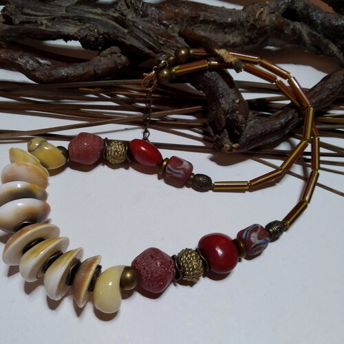 Collier ethnique tribal mi-long, perles oeil de shiva et anciennes perles africaines en verre ghana, graines rouges rustique, cadeau femme