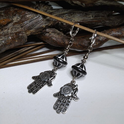 Boucles d'oreille ethniques/boho chic, noir et argent, perles en verre de bohème et breloques hamsa, courtes, légères, cadeau femme