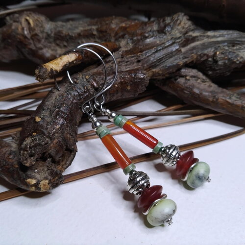 Boucles d'oreille ethniques chic en chrysoprase et cornaline, perles ethniques argentées, vert/rouge-orangé, longiligne, gemmes,cadeau femme