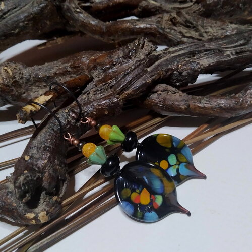 Boucles d'oreilles bohèmes noire et multicolore, feuilles et perles lampwork, verre de bohème et agate orangée, toutes saisons, cadeau femme