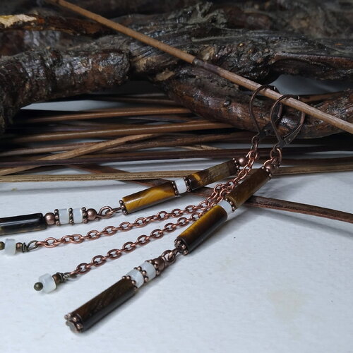 Boucles d'oreilles longilignes pierres fines, heishi de nacre et tube en oeil de tigre, rustique, mordoré et nacré, discrètes, cadeau femme