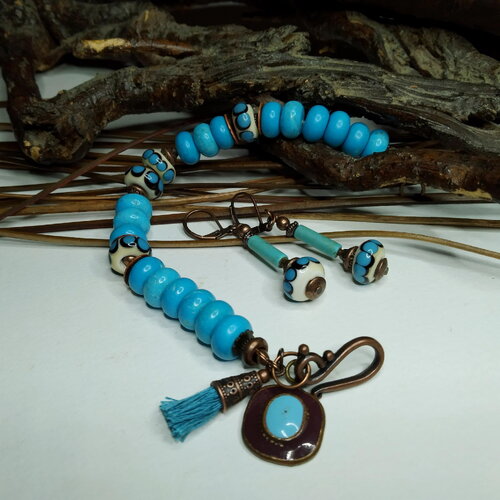 Ensemble bracelet boucles d'oreilles, ethnique/bohème, perles lampwork et howlite teintée bleu, gemmes, bleu/blanc, rustique, cadeau femme