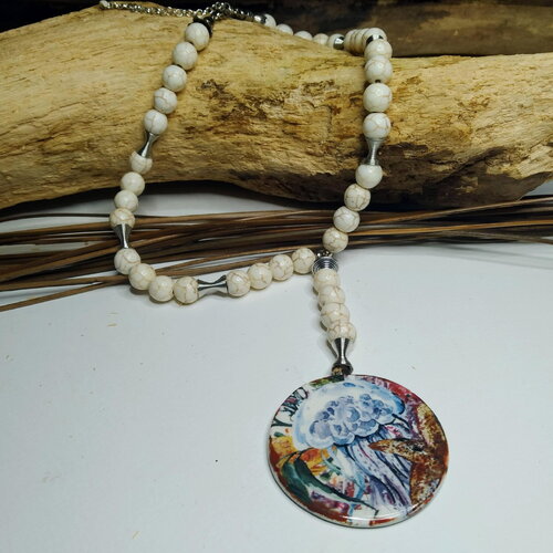 Collier court en howlite naturelle avec pendentif disque en céramique artisanale motif fond marin méduse, collier gemmes, cadeau femme.