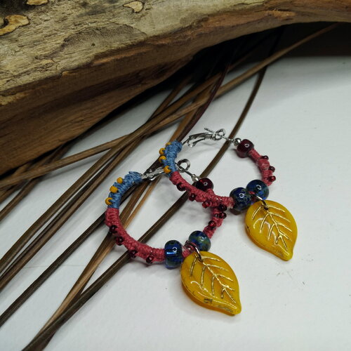 Petites créoles bohèmes, citadines, perles artisanales et verre tchèque, fil de lin, légères, jaune moutarde/rouge/bleu, cadeau femme