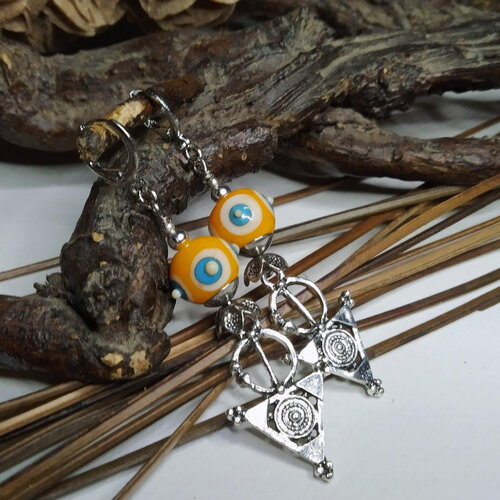 Boucles d'oreilles pendentif ethnique croix touareg, perles artisanales au chalumeau jaune et bleu, bohème, élégantes, chic, cadeau femme