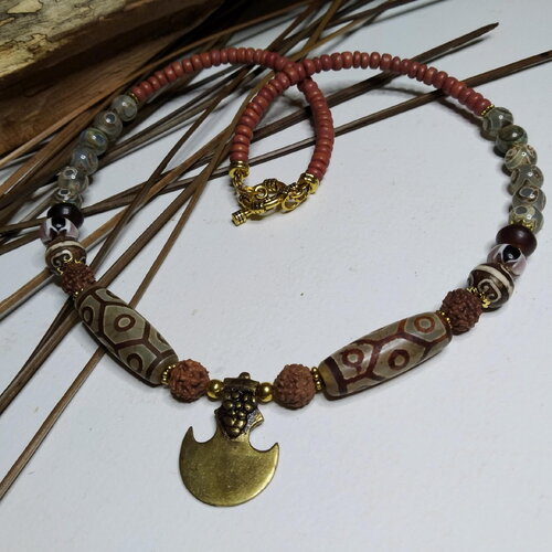 Collier ethnique chic court, différentes agates dzi tibétaines, petit pendentif laiton, perles graines, unisexe, bois, marron, cadeau