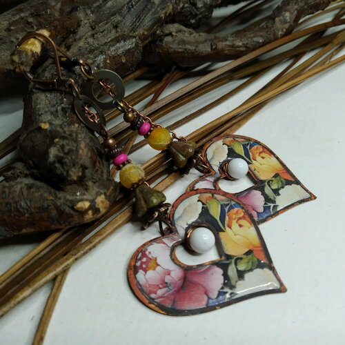 Des boucles d'oreilles cœurs en cuivre émaillé fleuri sur fond blanc, verre de bohème et agate, romantique, rustique urbain, cadeau femme