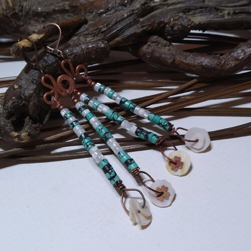Longues et fines boucles d'oreille boho chic, turquoise africaine et nacre, cuivre, coquille oeuf autruche, légères, citadine, cadeau femme