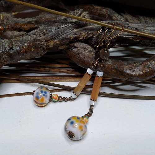 Boucles d'oreille longilignes, cornaline perles lampwork nacre, gemmes, lumineuses, discrète, bohème chic, blanc/orangé, cadeau femme