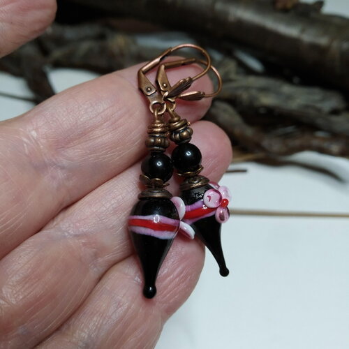 Boucles d'oreilles romantiques, boho chic, headpins lampwork et obsidienne dorée, noir/rose, poétique, fleuri, courtes, cadeau femme