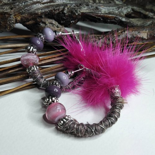 Créoles bohèmes perles en verre filé, fil de soiemauve, fausse fourrure fushia, rose/fushia/mauve/violet, ethnique chic