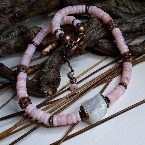 Collier court rondelles opales roses du pérou, grosse perle druzy de quartz titane, bohème/rustique urbain, cuivre/rose, pastel
