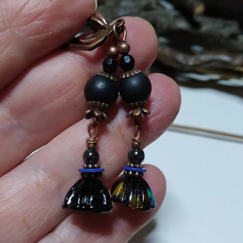 Boucles d'oreilles noires petits prix, perles au chalumeau et onyx mat, fleurs lampwork noires/multicolores, courtes, gemmes, cadeau