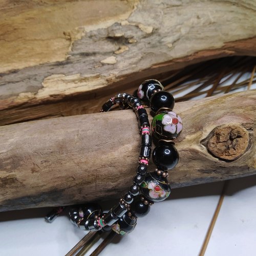 Bracelet ethnique asie/bohème noir et fleuri, perles cloisonnées et onyx, hématite, gemmes noires, élégant