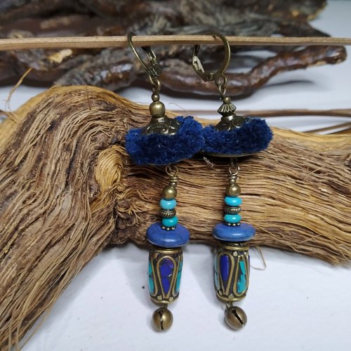 Boucles d'oreille ethniques tibét/népal, perles artisanales népalaises et howlite, petit pompon laine, bleu/turquoise, cadeau