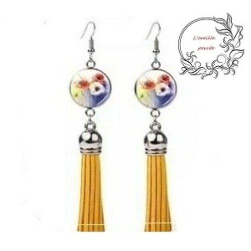 Boucle d'oreille cabochon de fleur et son pompon suédine moutarde