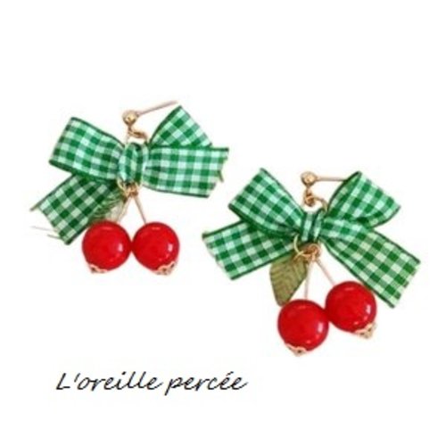 Boucle d'oreille cerise et son noeud à carreaux vert et blanc