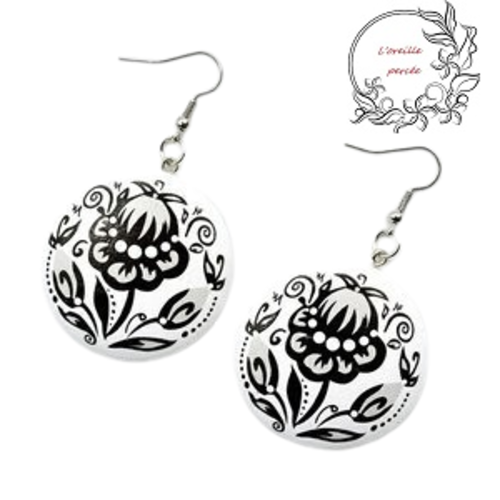 Boucle d'oreille en bois ronde fleurie
