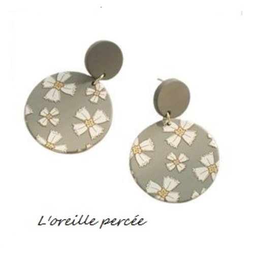 Boucle d'oreille cercle gris fleuri
