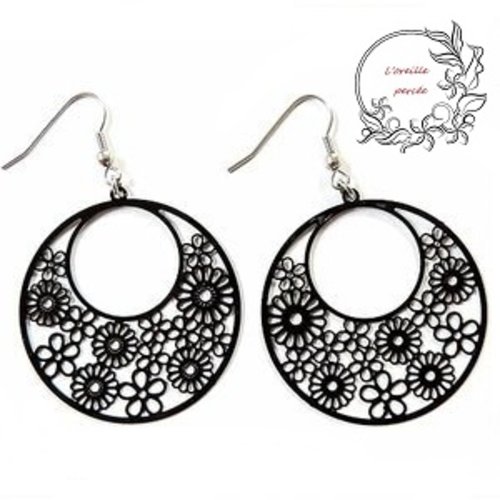 Boucle d'oreille estampe fleurie noire