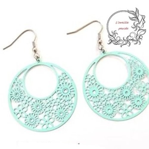Boucle d'oreille estampe fleurie bleue claire