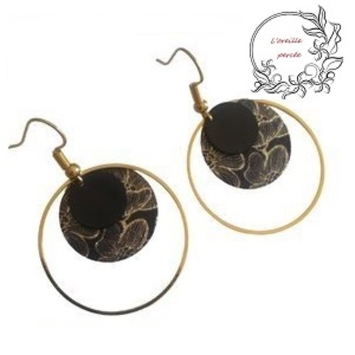 Boucle d'oreille pendante fleurie