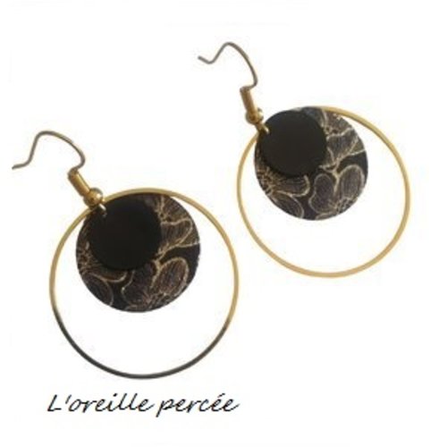 Boucle d'oreille pendante fleurie
