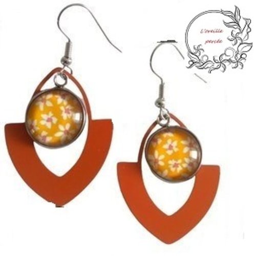 Boucle d'oreille estampe et son cabochon fleuri