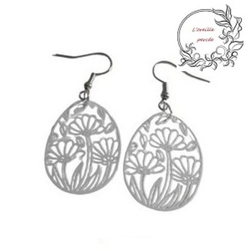 Boucle d'oreille ovale fleurie blanche