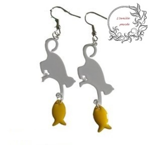 Boucle d'oreille chat blanc et son poisson jaune émail