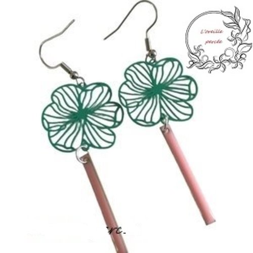 Boucle d'oreille fleur vert paon et sa tige rose