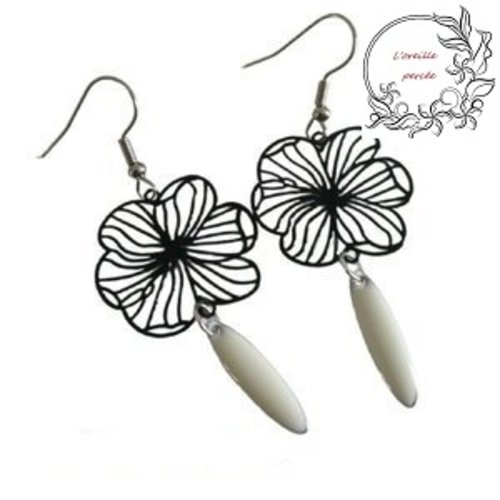 Boucle d'oreille fleur noire et sa pampille blanche