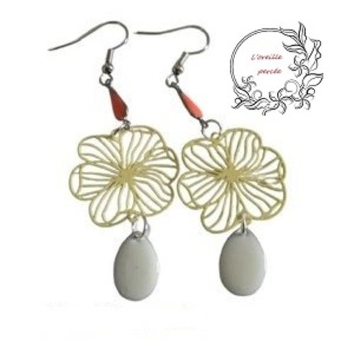 Boucle d'oreille fleur jaune pâle et sa pampille blanche