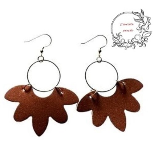 Boucle d'oreille demi fleur marron
