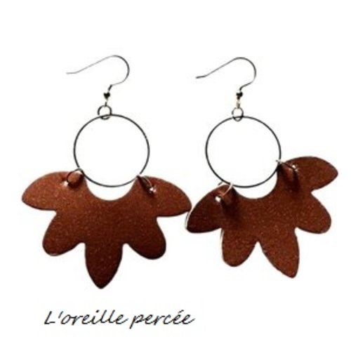 Boucle d'oreille demi fleur marron