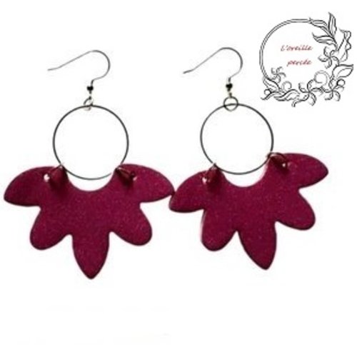 Boucle d'oreille demi fleur fuschia foncé