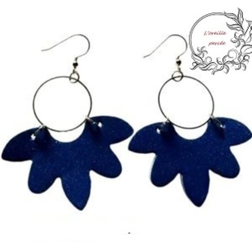 Boucle d'oreille demi fleur bleue foncée