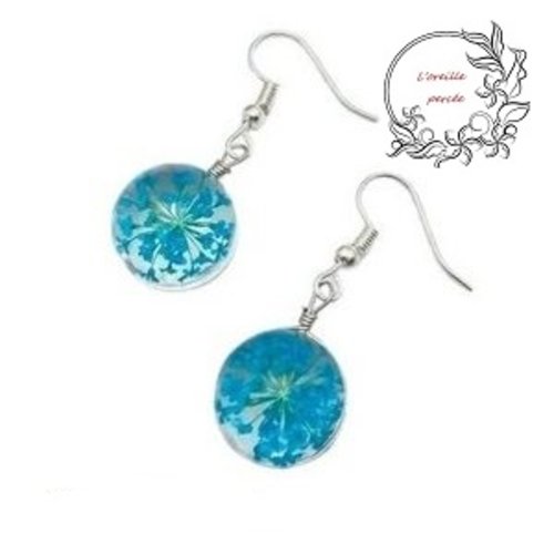 Boucle d'oreille boule verre fleur séchée bleue