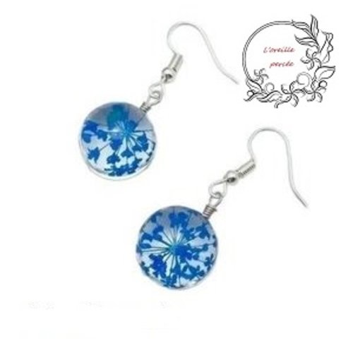 Boucle d'oreille boule verre fleur séchée bleue foncée