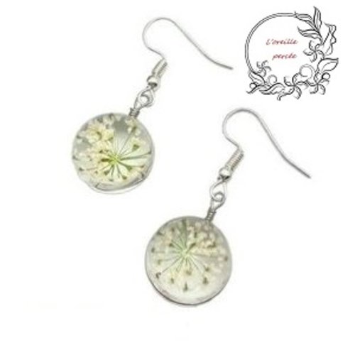 Boucle d'oreille boule verre fleur séchée blanche