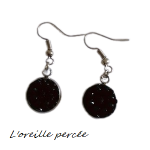 Boucle d'oreille fleurie noire