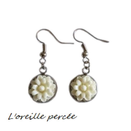 Boucle d'oreille fleurie blanche