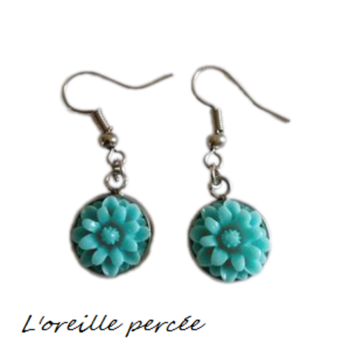 Boucle d'oreille fleurie bleue