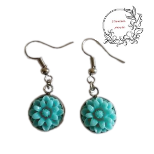 Boucle d'oreille fleurie bleue