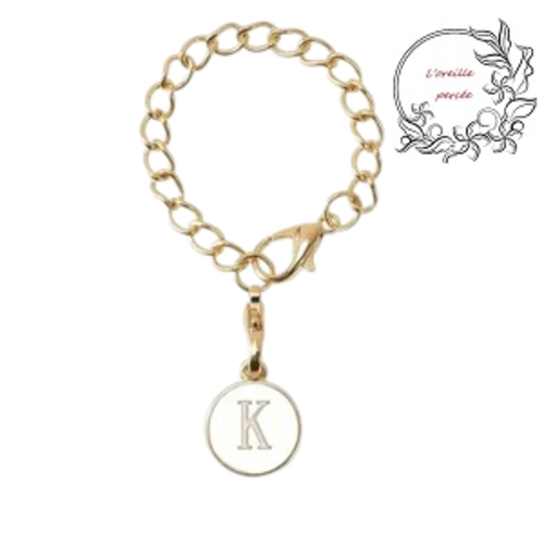 Bijou de sac chaîne dorée et son médaillon blanc lettre k