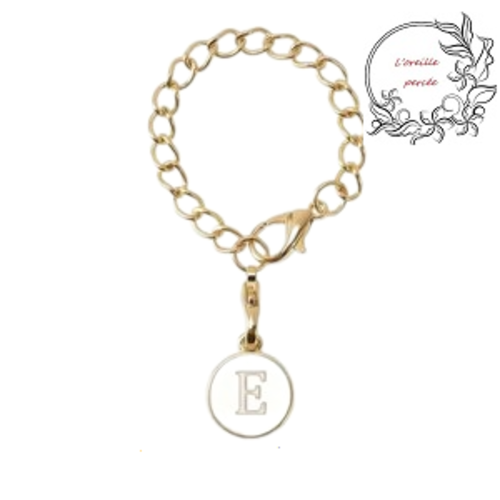 Bijou de sac chaîne dorée et son médaillon blanc lettre e